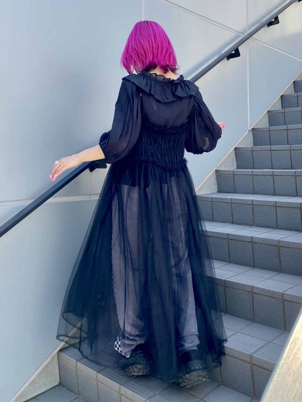 ブラック系のシャツ/ブラウス、ブラック系のワンピース、グレー系のその他パンツを着用したレディースの春コーディネートの4枚目の写真