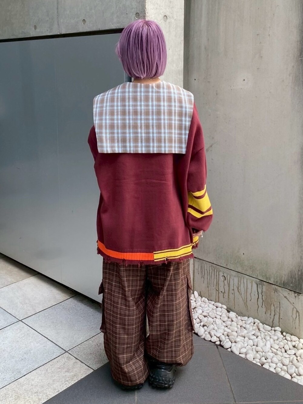 ブラウン系のその他パンツ、ブラウン系のシャツ/ブラウス、レッド系のカーディガン/ボレロを着用したレディースの秋コーディネートの5枚目の写真
