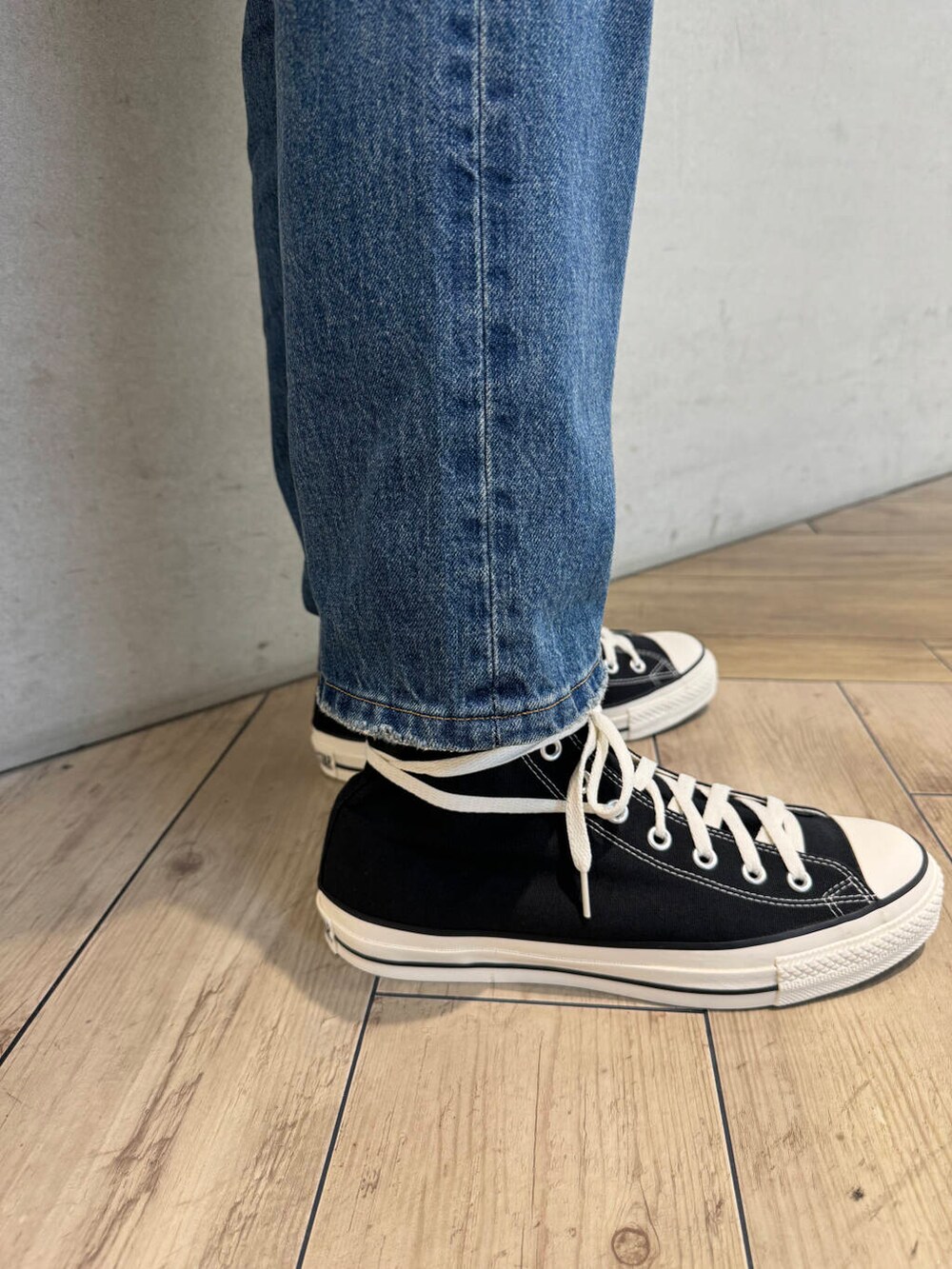 ブラウン系のその他アウター、その他のシャツ/ブラウス、ブルー系のデニムパンツを着用したメンズの秋コーディネートの4枚目の写真