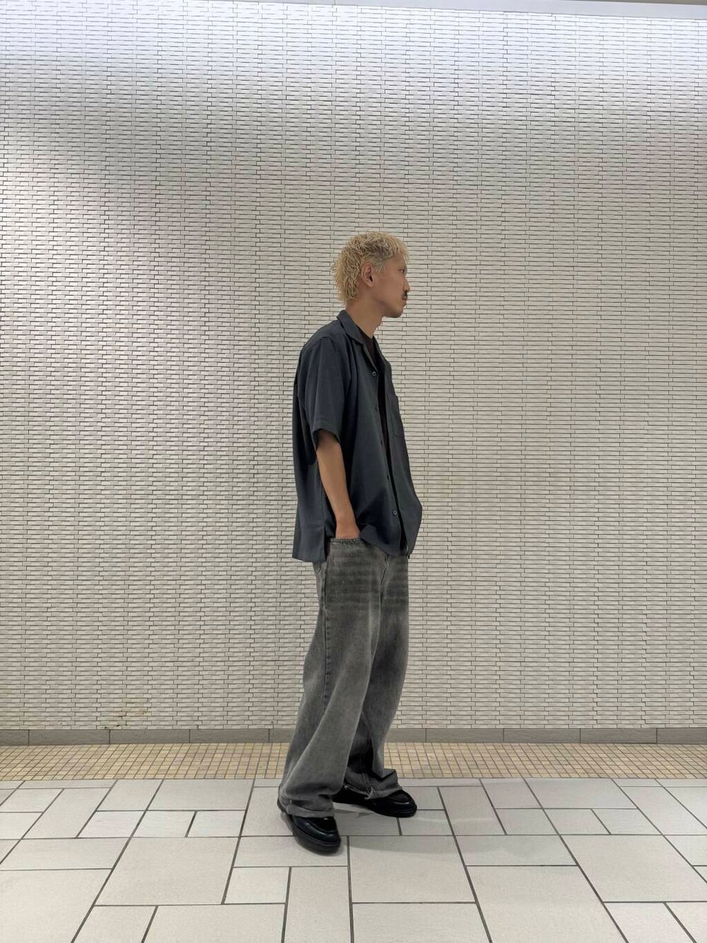 グレー系のシャツ/ブラウス、ブラウン系のTシャツ/カットソーを着用したメンズの夏コーディネートの2枚目の写真