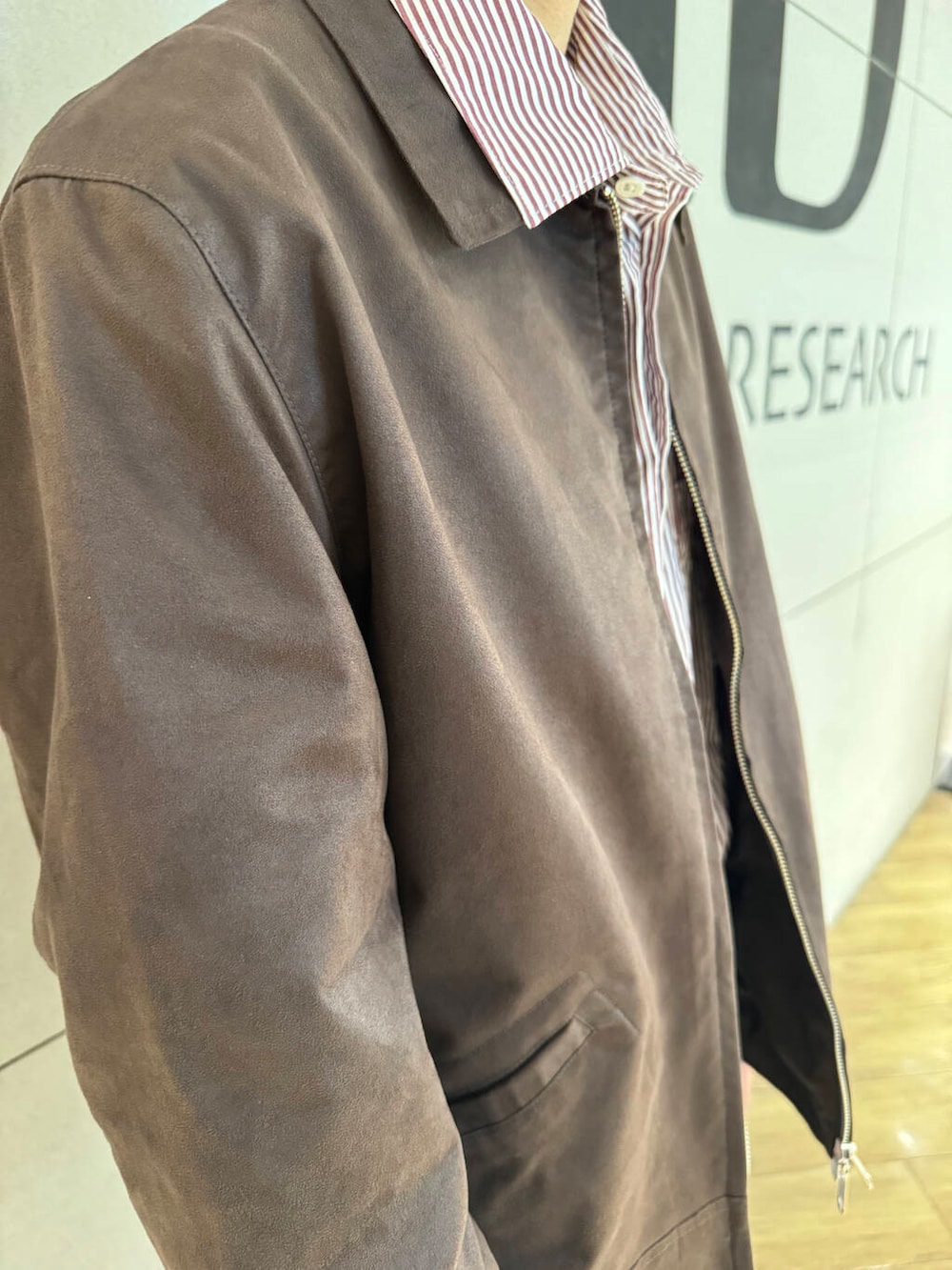 ブラウン系のその他アウター、その他のシャツ/ブラウス、ブルー系のデニムパンツを着用したメンズの秋コーディネートの3枚目の写真