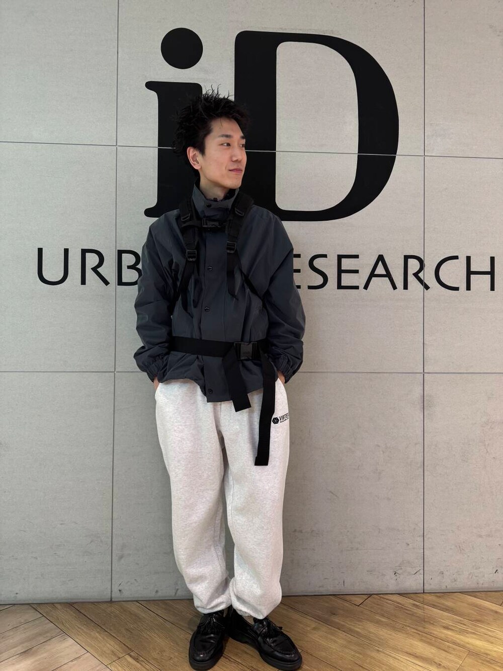 グレー系のその他パンツ、グレー系のブルゾン、パープル系のバックパック/リュックを着用したメンズの冬コーディネートの2枚目の写真