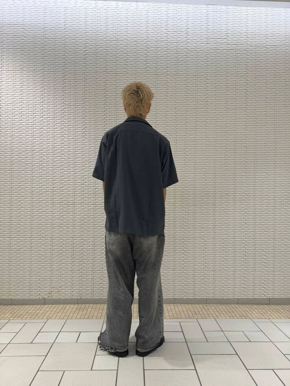 グレー系のシャツ/ブラウス、ブラウン系のTシャツ/カットソーを着用したメンズの夏コーディネートの3枚目の写真