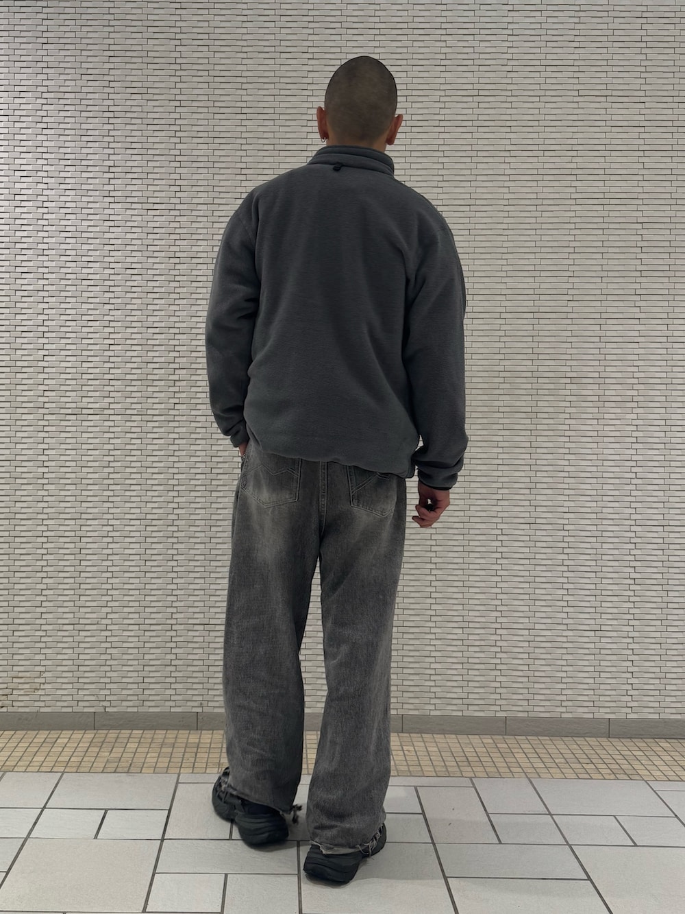 グリーン系のその他アウター、パープル系のスウェットを着用したメンズの冬コーディネートの3枚目の写真