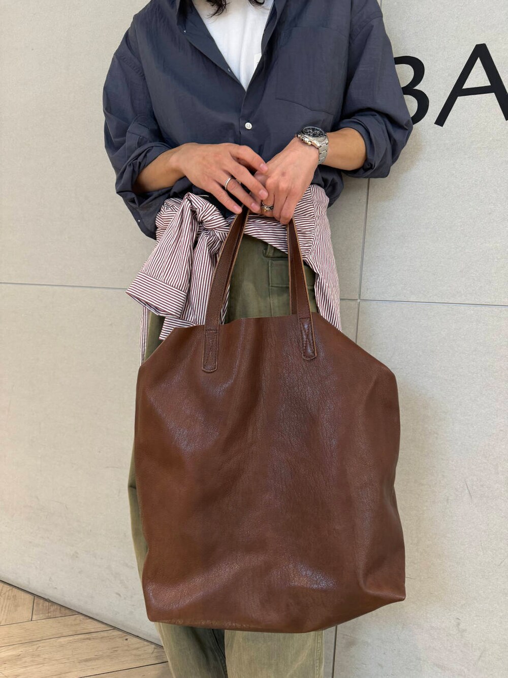 グリーン系のその他パンツ、ホワイト系のTシャツ/カットソー、ブルー系のシャツ/ブラウスを着用したメンズの秋コーディネートの2枚目の写真