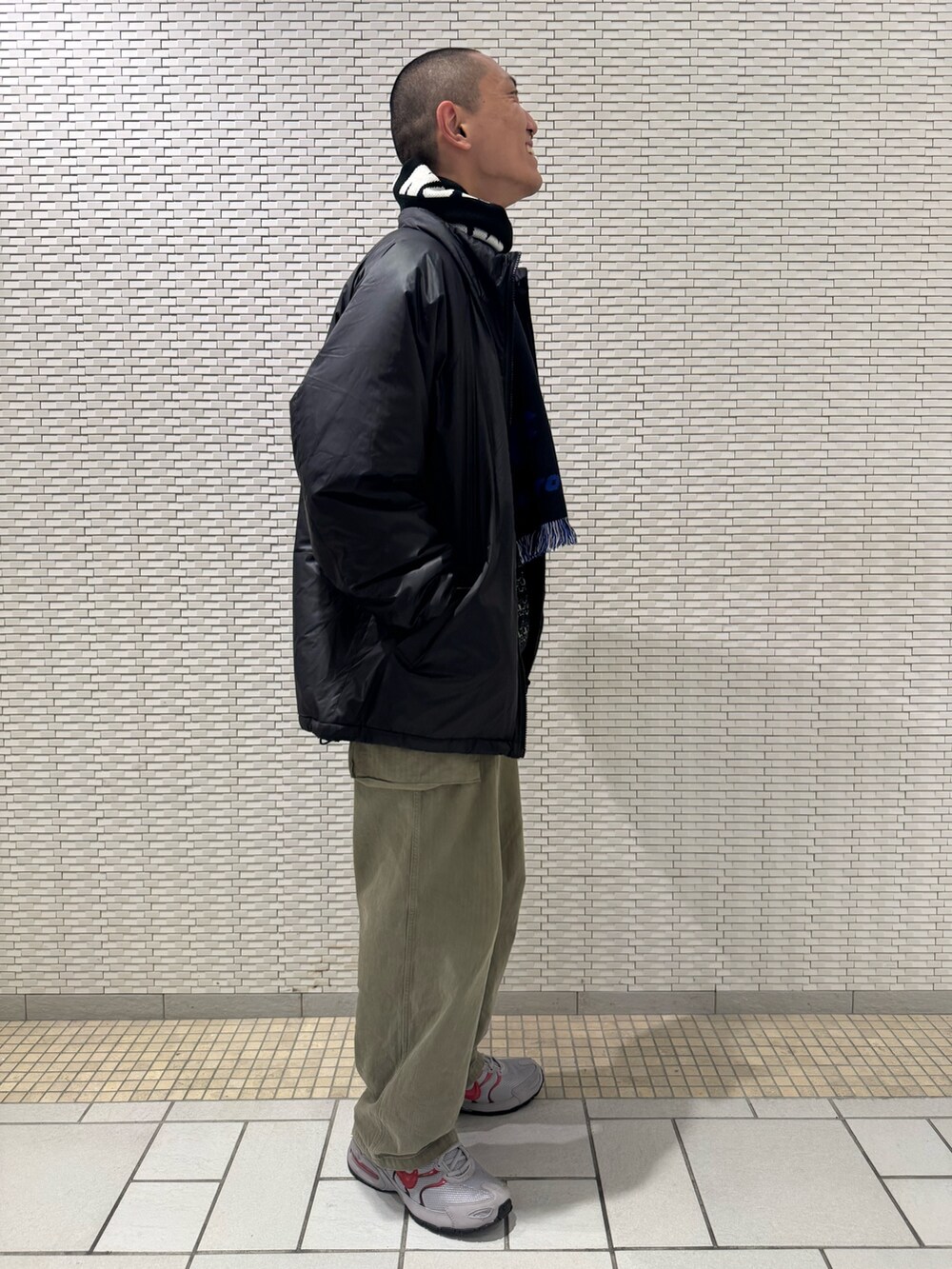 ブラック系のニット/セーター、ブラック系のブルゾンを着用したメンズの冬コーディネートの2枚目の写真