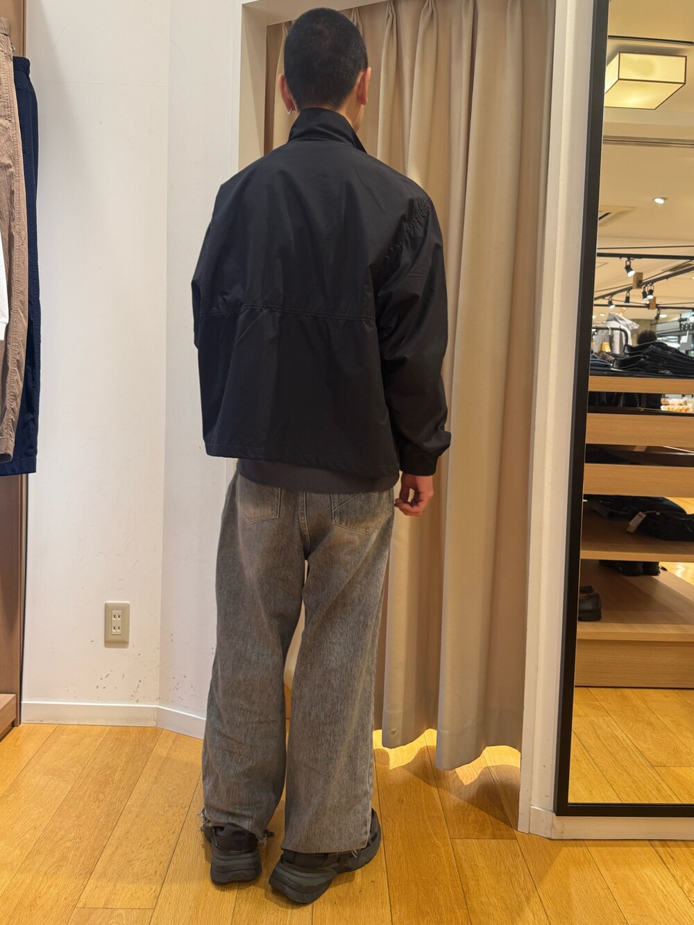 グレー系のテーラードジャケット、グレー系のニット/セーターを着用したメンズの冬コーディネートの3枚目の写真