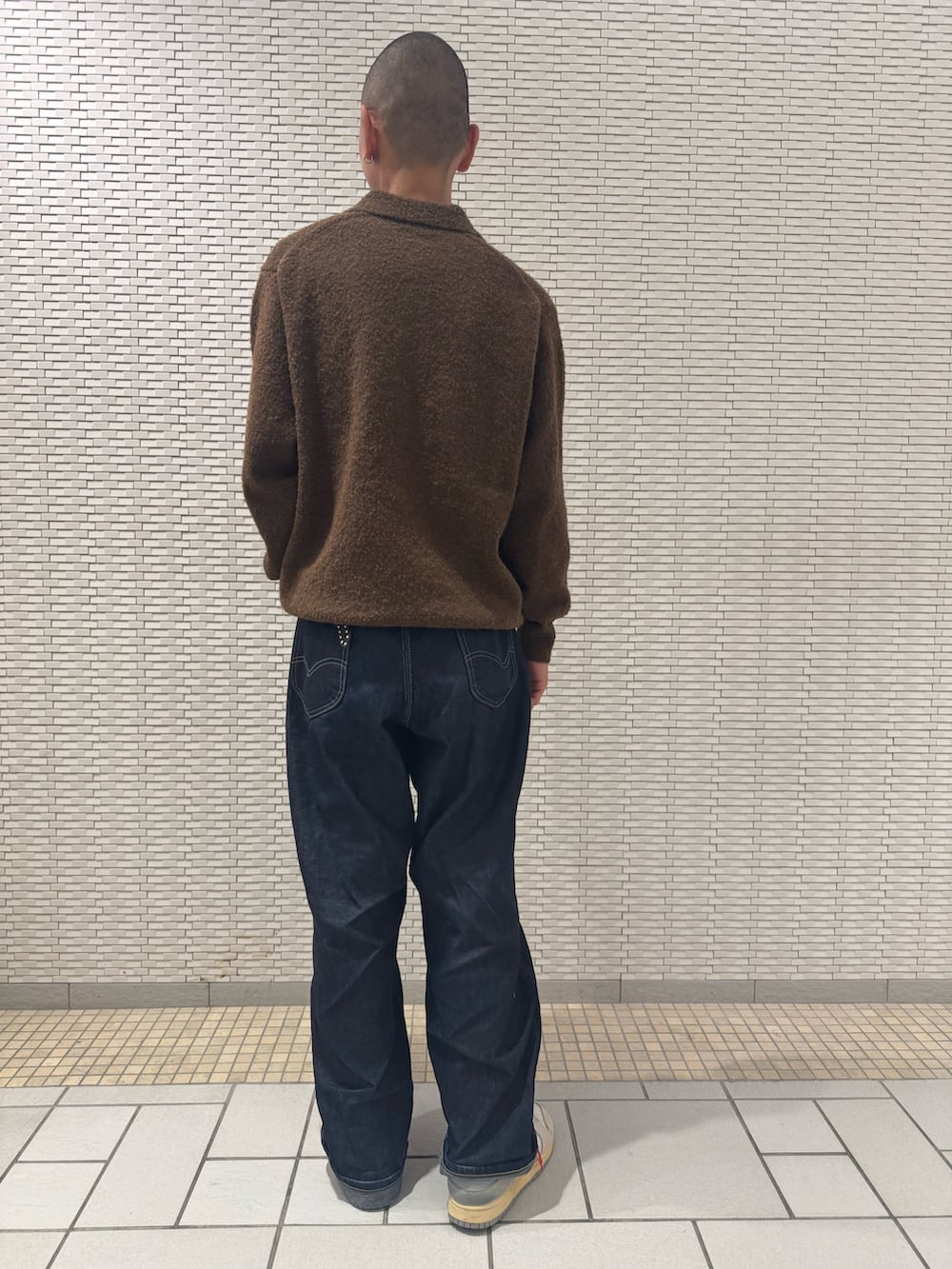 ブラウン系のニット/セーターを着用したメンズの冬コーディネートの3枚目の写真