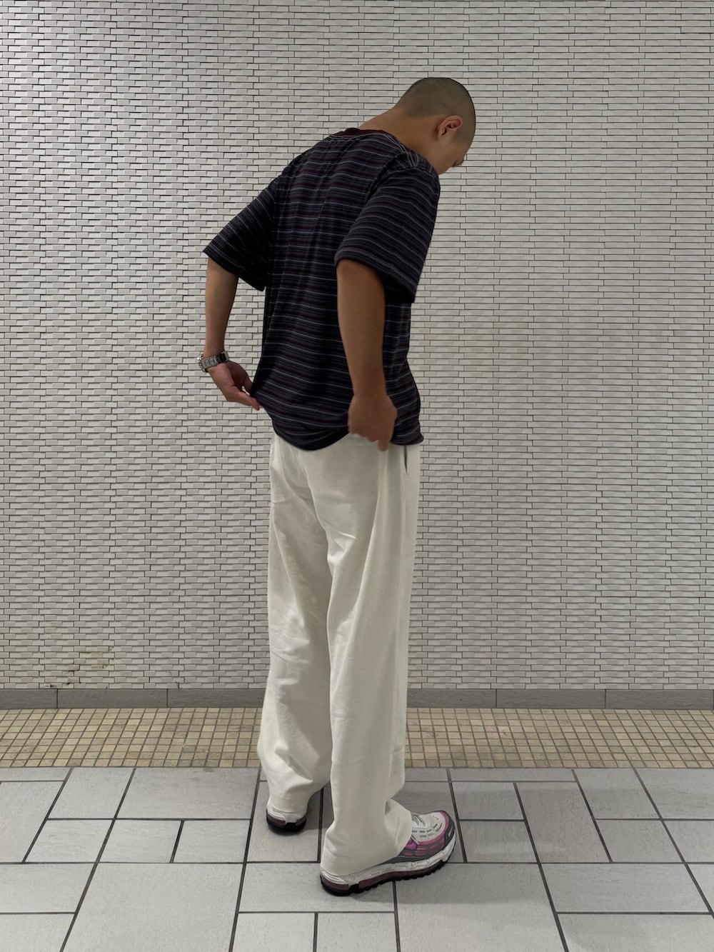ブラック系のTシャツ/カットソー、ベージュ系のその他パンツを着用したメンズの夏コーディネートの3枚目の写真