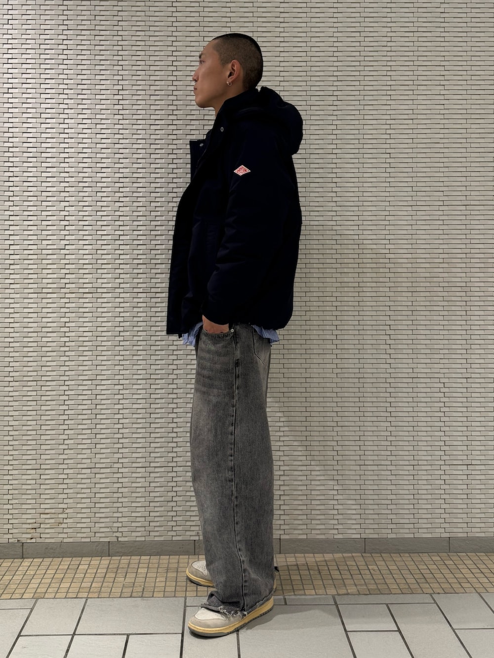 ブルー系のその他アウターを着用したメンズの冬コーディネートの2枚目の写真