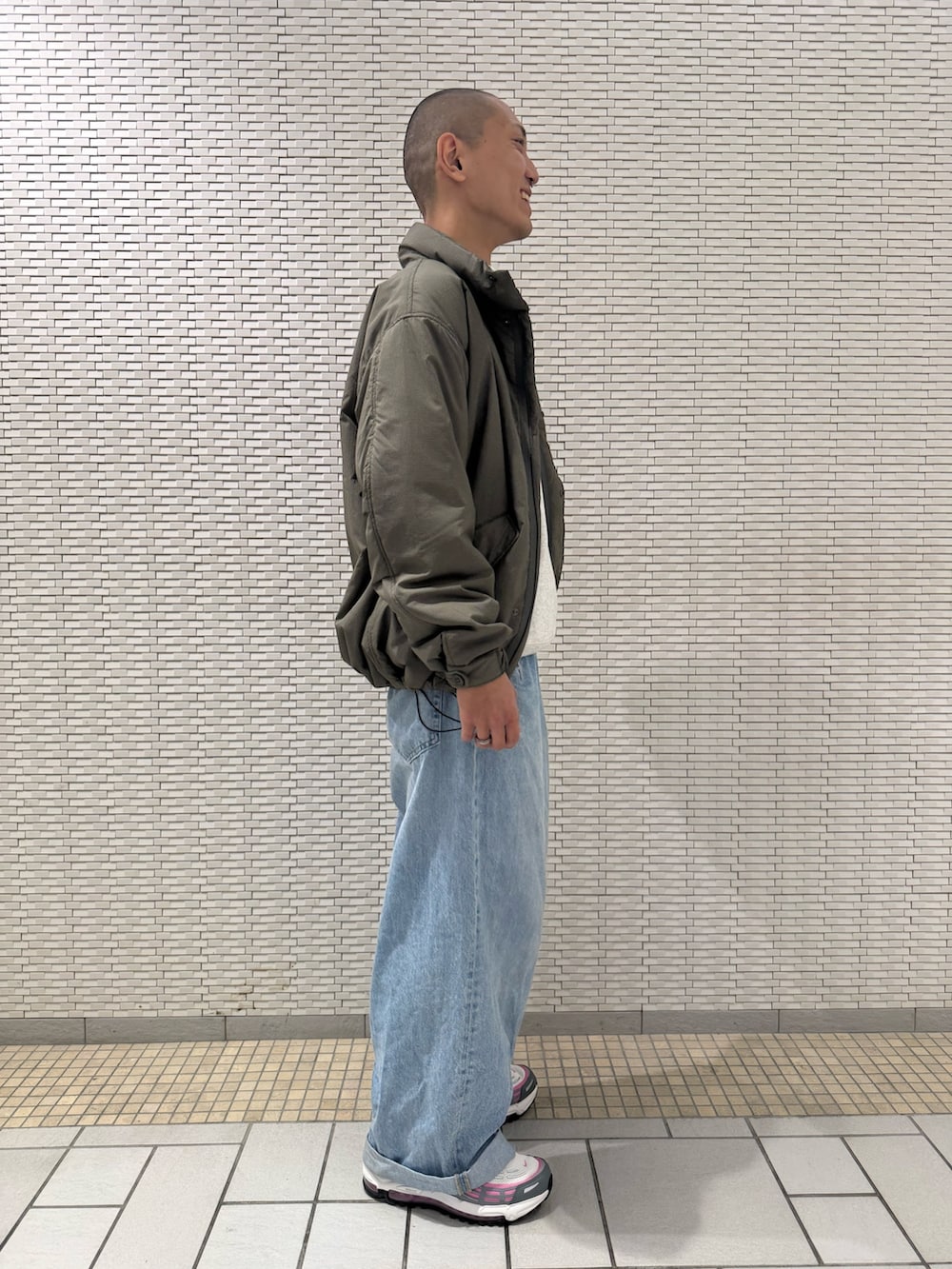 グレー系のスウェット、グリーン系のモッズコートを着用したメンズの冬コーディネートの2枚目の写真