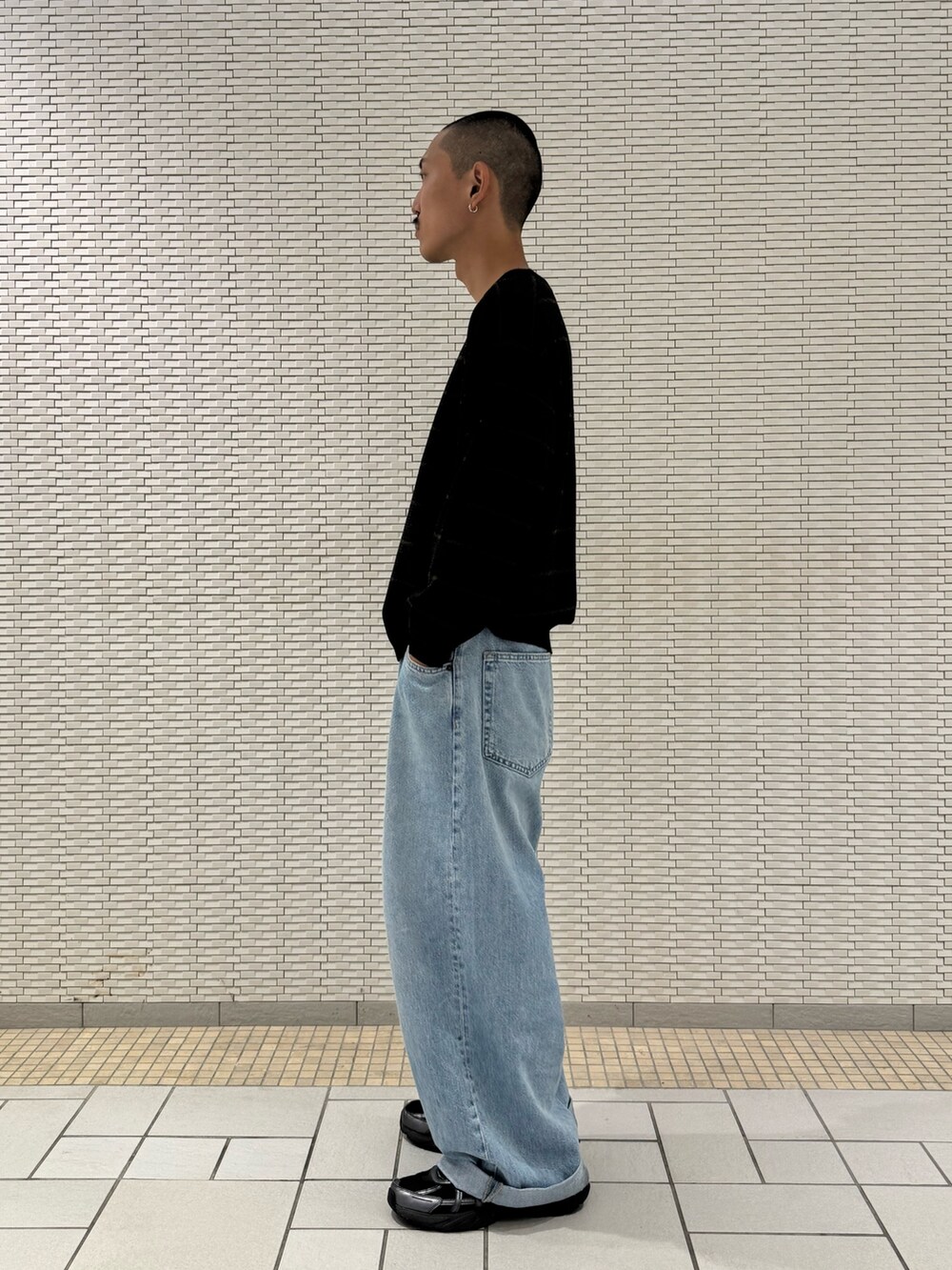 ブラウン系のニット/セーターを着用したメンズの秋コーディネートの2枚目の写真