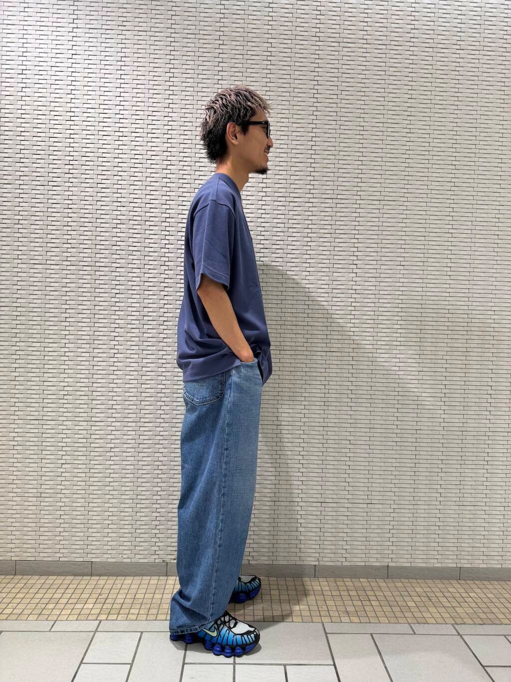 「アーバンリサーチ、urbanresearchdoors、カジュアルコーデ、アーバンリサーチドアーズ、夏コーデ、大人コーデ、キレイめコーデ、一枚で決まるtシャツ、私が選ぶセールアイテム25ss」｜「URBAN RESEARCH DOORSのウェリントンサングラス（メガネ、ブラック系）」を使った、江口尊将さん（メンズ・174cm）の夏コーディネートの2枚目の写真