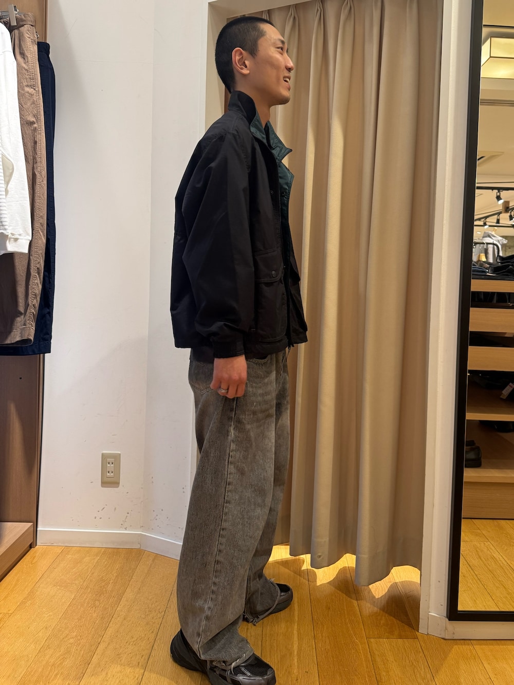 グレー系のテーラードジャケット、グレー系のニット/セーターを着用したメンズの冬コーディネートの2枚目の写真