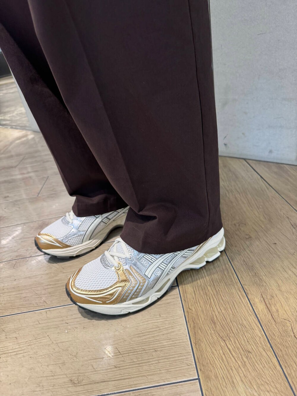 ホワイト系のスニーカーを着用したメンズの秋コーディネートの3枚目の写真