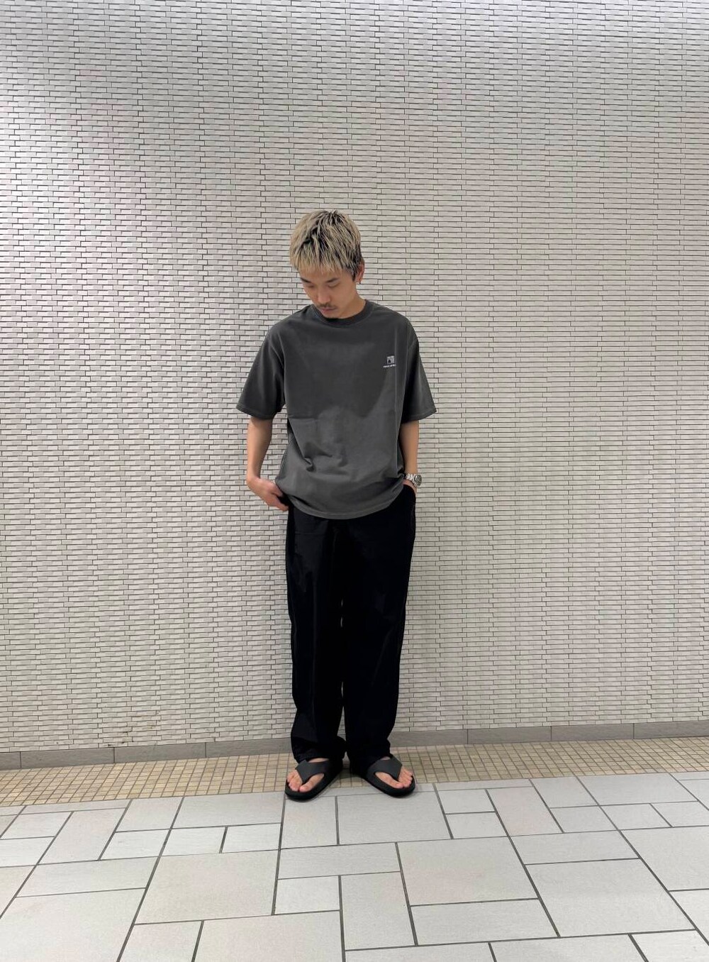 「アーバンリサーチ、urbanresearchdoors、カジュアルコーデ、アーバンリサーチドアーズ、夏コーデ、大人コーデ、キレイめコーデ、一枚で決まるtシャツ」｜「URBAN RESEARCH DOORSのUNIVERSAL(REARWINDOWS) T-SHIRTS（Tシャツ/カットソー、グレー系）」を使った、江口尊将さん（メンズ・174cm）の夏コーディネートの2枚目の写真