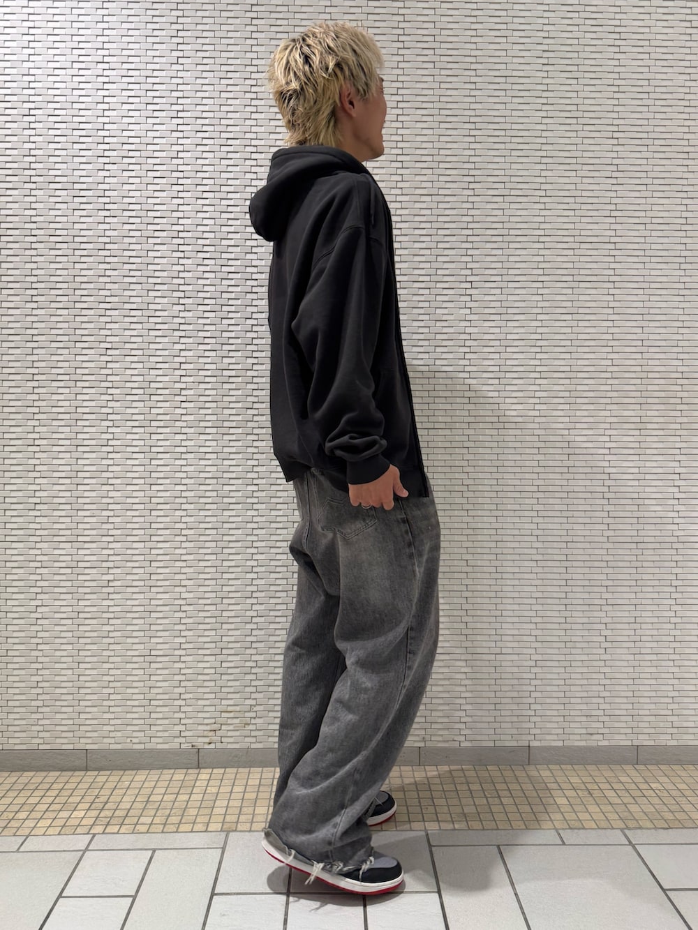 ブラック系のパーカーを着用したメンズの秋コーディネートの2枚目の写真