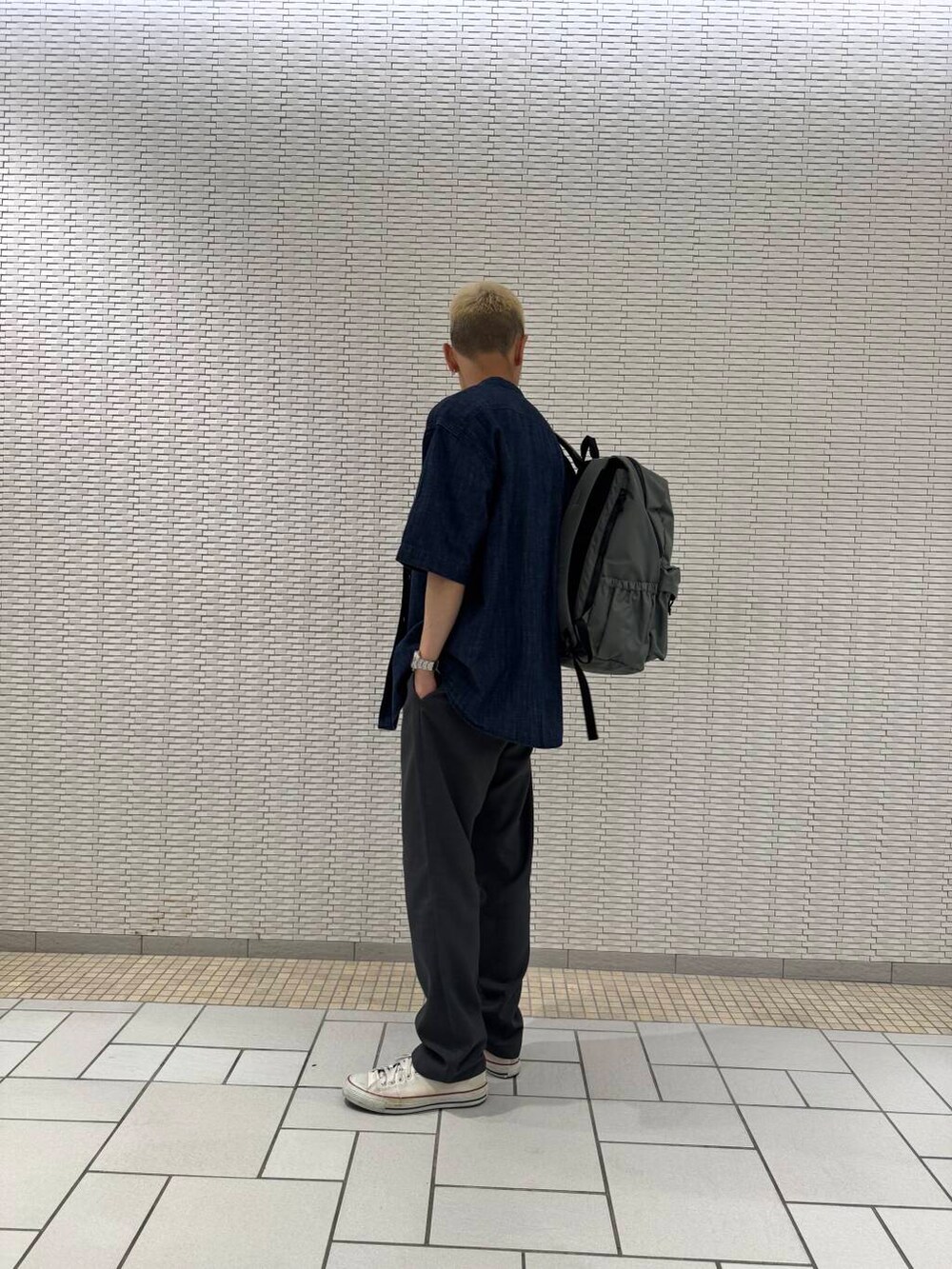 「アーバンリサーチ、urbanresearchdoors、カジュアルコーデ、アーバンリサーチドアーズ、リネン、夏コーデ、大人コーデ、春カラーコーデ、キレイめコーデ」｜「URBAN RESEARCH DOORSの『イージーケア/速乾』リネンライクイージートラウザー（その他パンツ、グレー系）」を使った、江口尊将さん（メンズ・174cm）の春コーディネートの2枚目の写真