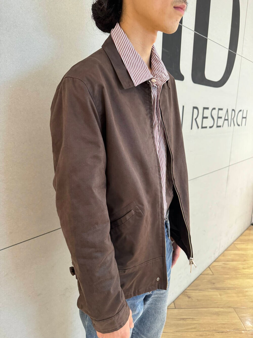 ブラウン系のその他アウター、その他のシャツ/ブラウス、ブルー系のデニムパンツを着用したメンズの秋コーディネートの2枚目の写真