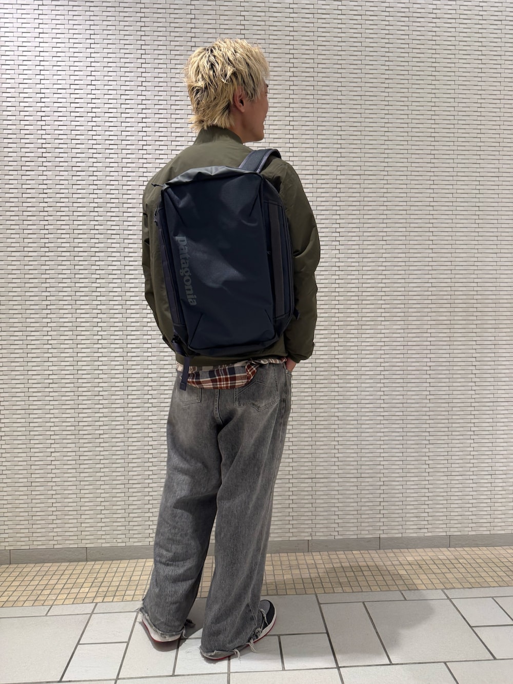 グリーン系のテーラードジャケット、ブラウン系のシャツ/ブラウスを着用したメンズの秋コーディネートの3枚目の写真