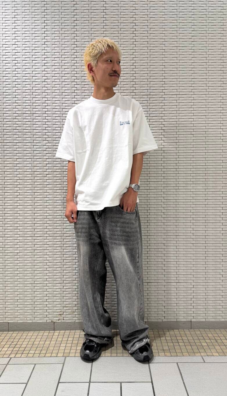 ホワイト系のTシャツ/カットソーを着用したメンズの夏コーディネートの2枚目の写真