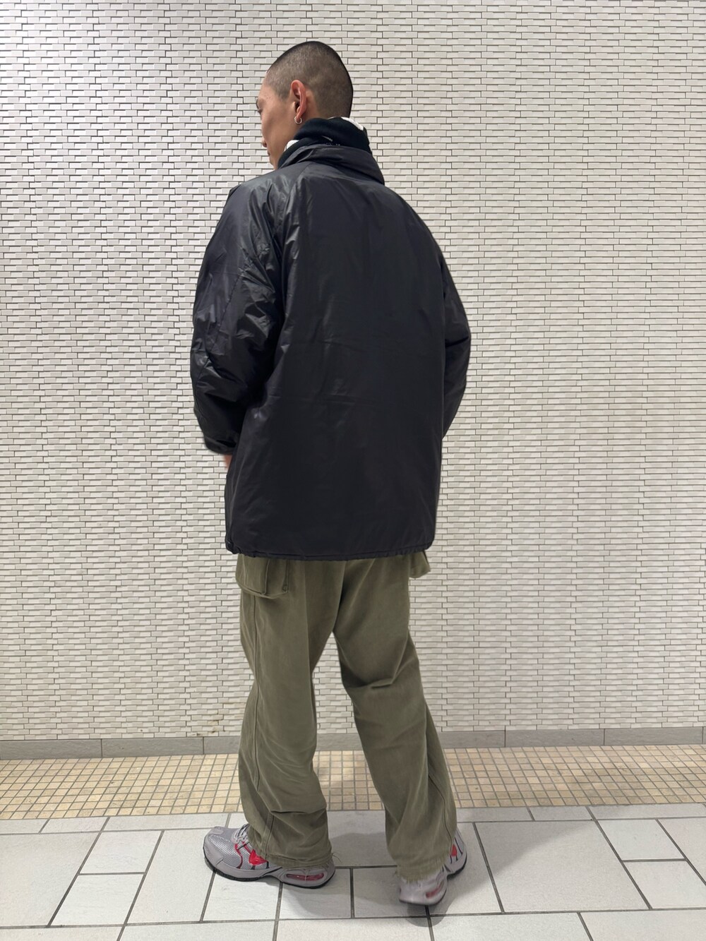 ブラック系のニット/セーター、ブラック系のブルゾンを着用したメンズの冬コーディネートの3枚目の写真