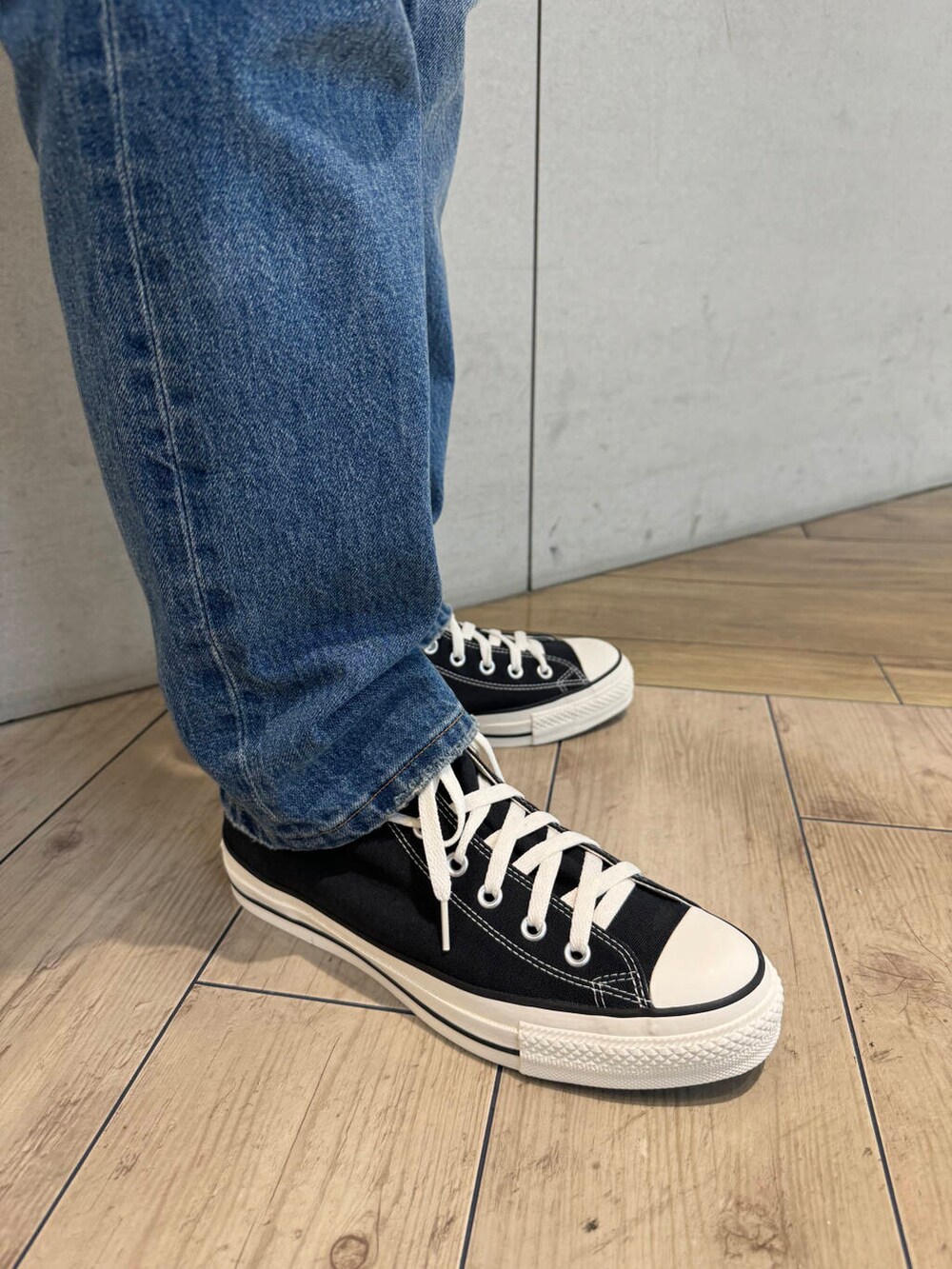 ブラウン系のその他アウター、その他のシャツ/ブラウス、ブルー系のデニムパンツを着用したメンズの秋コーディネートの5枚目の写真