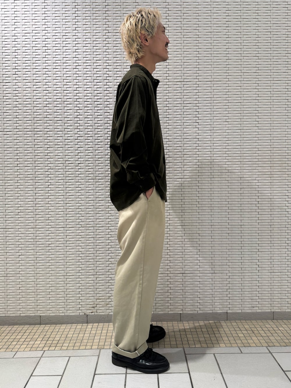 グリーン系のシャツ/ブラウスを着用したメンズの秋コーディネートの2枚目の写真