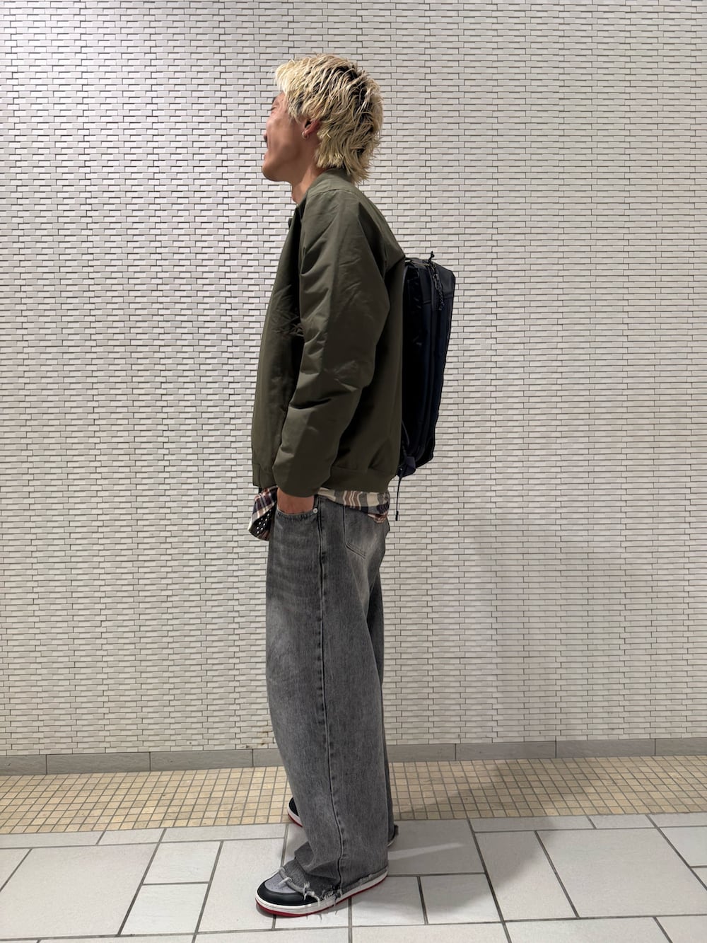 グリーン系のテーラードジャケット、ブラウン系のシャツ/ブラウスを着用したメンズの秋コーディネートの2枚目の写真