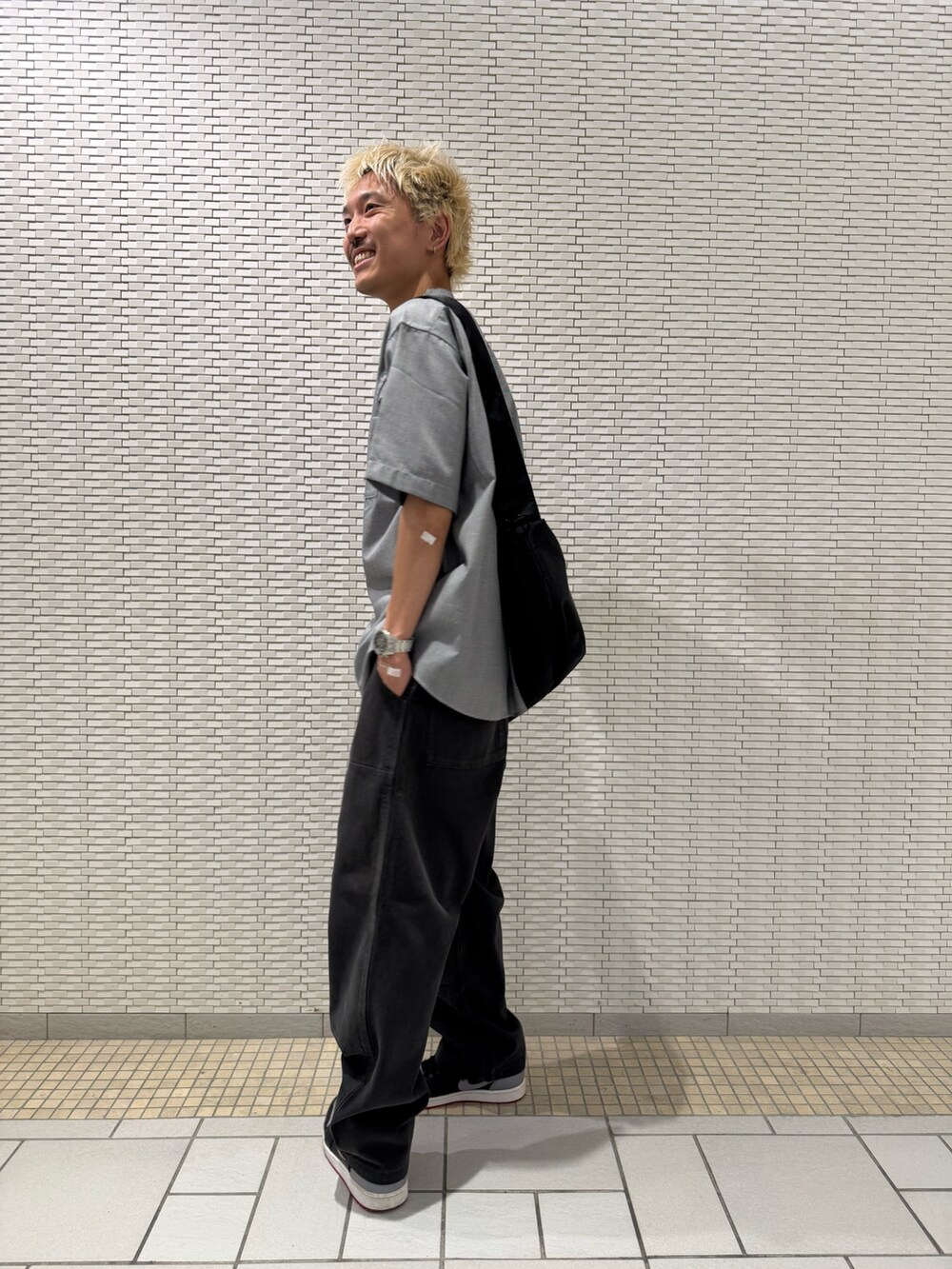 グレー系のシャツ/ブラウス、ブラック系のショルダーバッグを着用したメンズの夏コーディネートの2枚目の写真