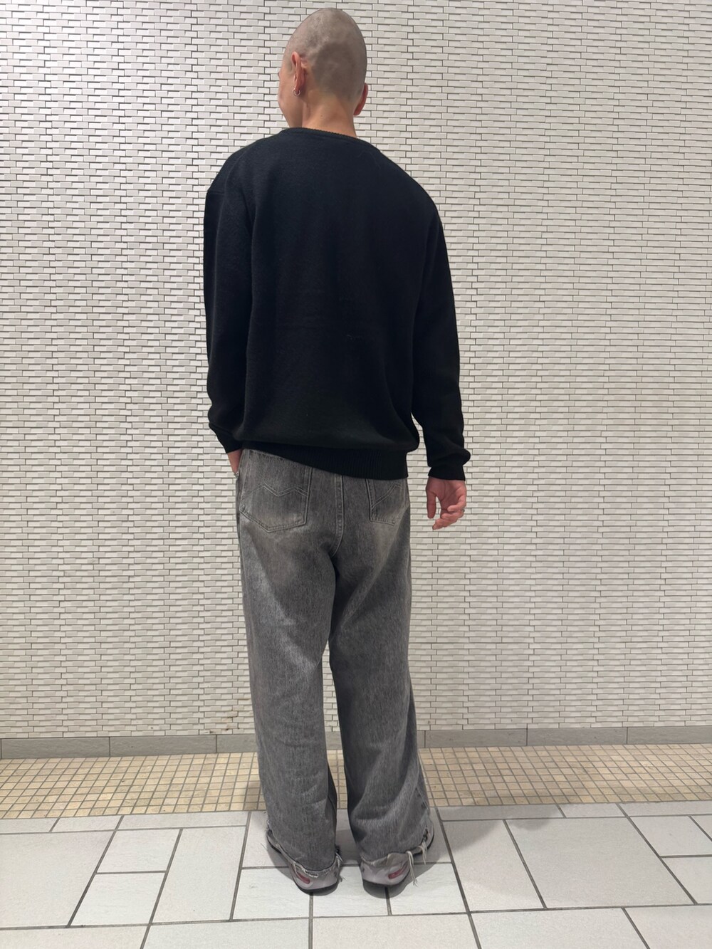 ブラック系のニット/セーターを着用したメンズの秋コーディネートの3枚目の写真