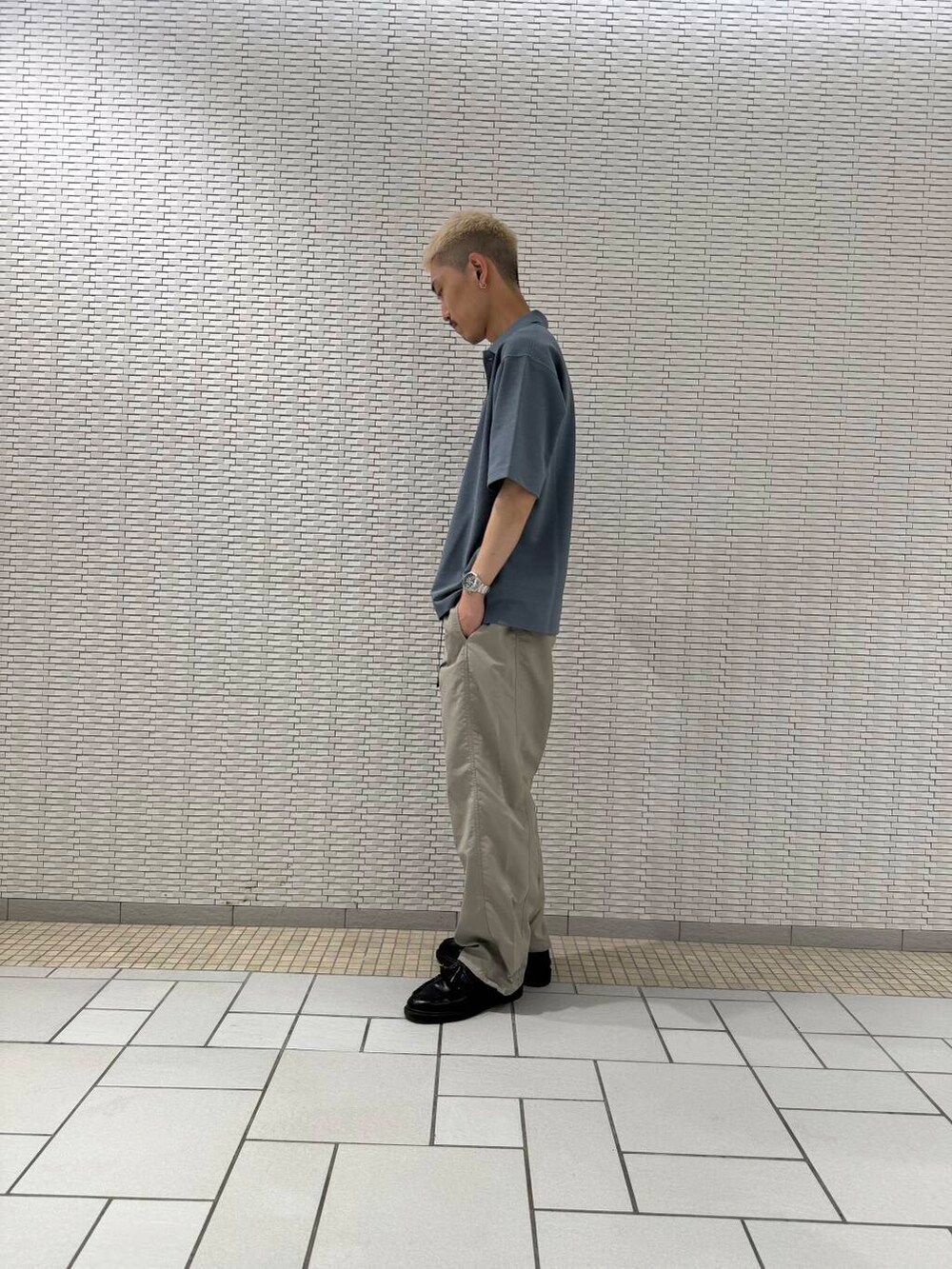 「アーバンリサーチ、urbanresearchdoors、カジュアルコーデ、アーバンリサーチドアーズ、大人コーデ、春カラーコーデ、きれいめtシャツ、キレイめコーデ、初夏アウター」|「BURLAP OUTFITTERの『別注』BURLAP OUTFITTER×DOORS Supplex Nylon Pants(その他パンツ、ベージュ系)」を使った、江口尊将さん(メンズ・174cm)の春コーディネートの2枚目の写真