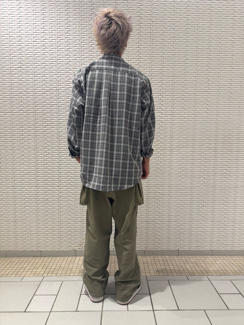 その他のシャツ/ブラウスを着用したメンズの秋コーディネートの3枚目の写真