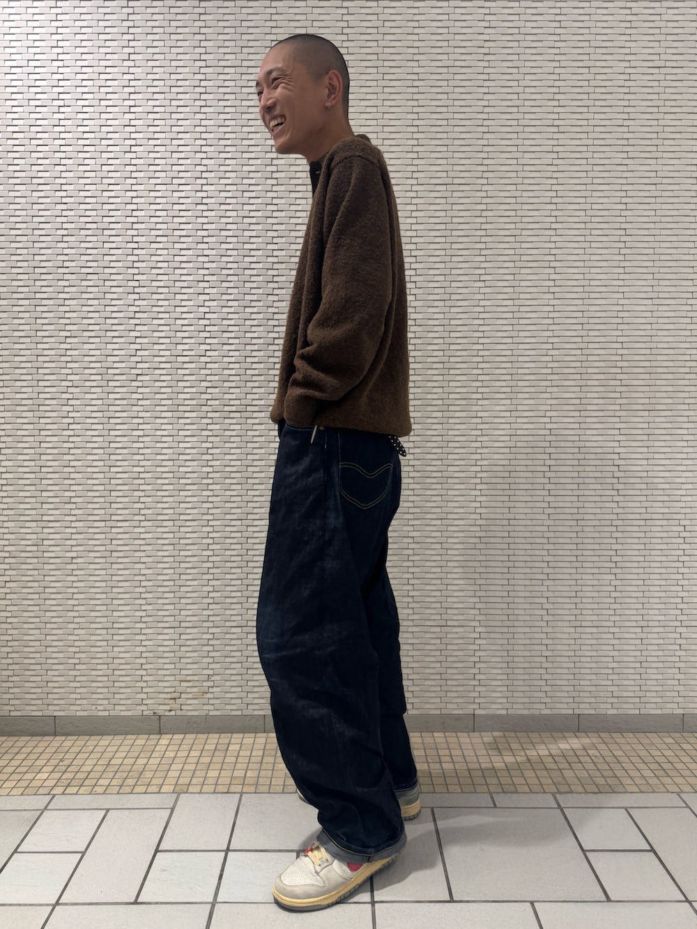 ブラウン系のニット/セーターを着用したメンズの冬コーディネートの2枚目の写真