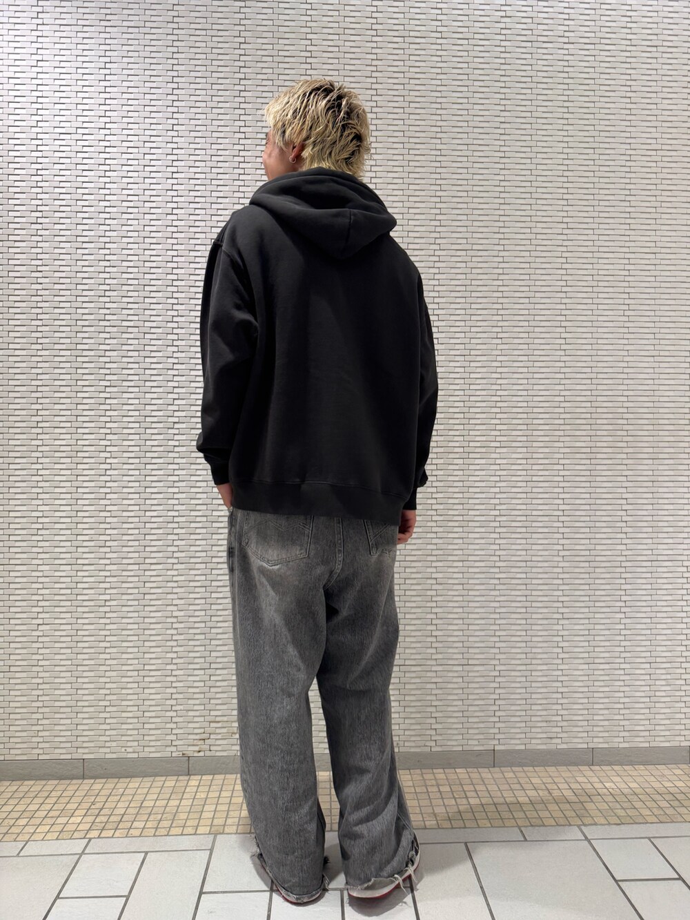 ブラック系のパーカーを着用したメンズの秋コーディネートの3枚目の写真