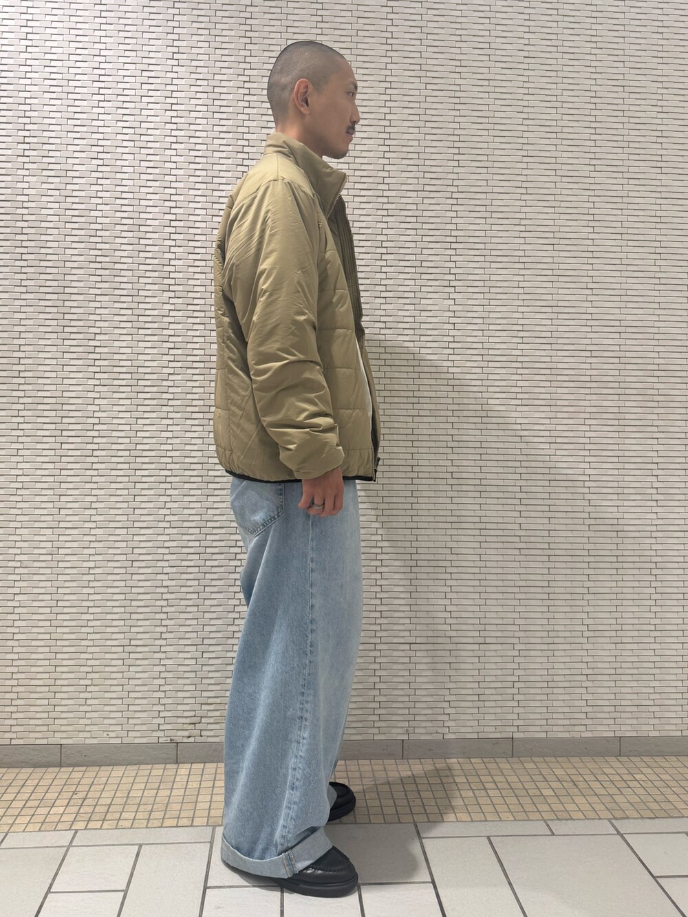 グリーン系のその他アウター、ベージュ系のニット/セーターを着用したメンズの秋コーディネートの2枚目の写真