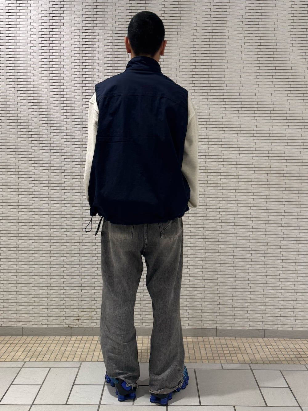 ブルー系のベスト、ベージュ系のカーディガン/ボレロを着用したメンズの冬コーディネートの3枚目の写真
