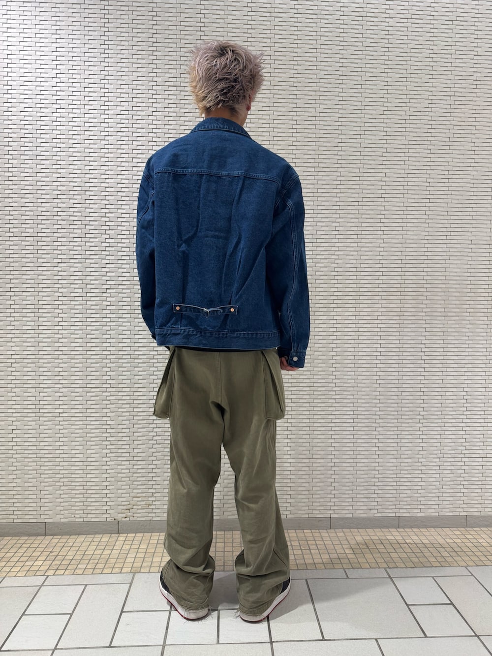 「URBAN RESEARCH DOORSのアイテム（デニムジャケット、ブルー系）」を使った、江口尊将さん（メンズ・174cm）の秋コーディネートの3枚目の写真