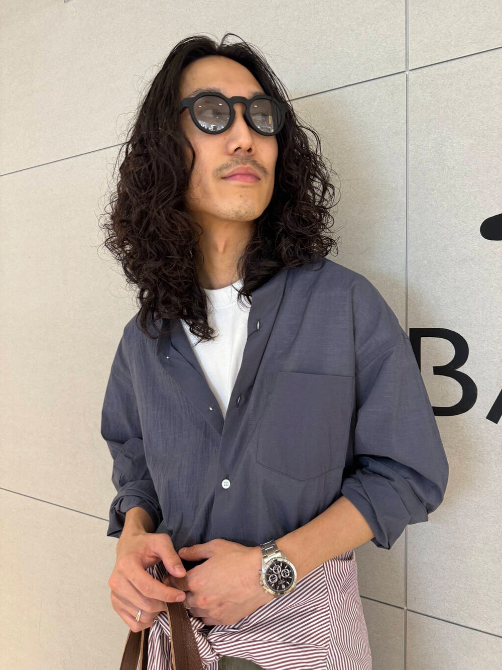 グリーン系のその他パンツ、ホワイト系のTシャツ/カットソー、ブルー系のシャツ/ブラウスを着用したメンズの秋コーディネートの3枚目の写真