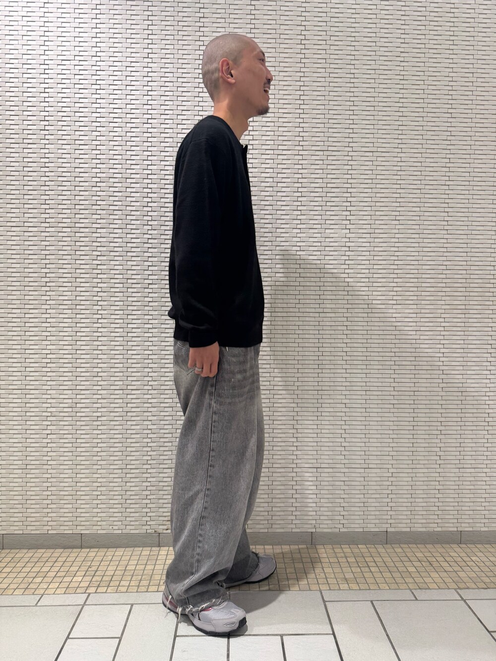 ブラック系のニット/セーターを着用したメンズの秋コーディネートの2枚目の写真