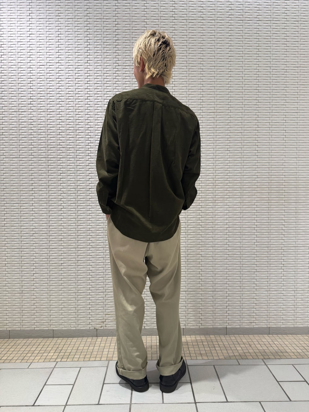 グリーン系のシャツ/ブラウスを着用したメンズの秋コーディネートの3枚目の写真