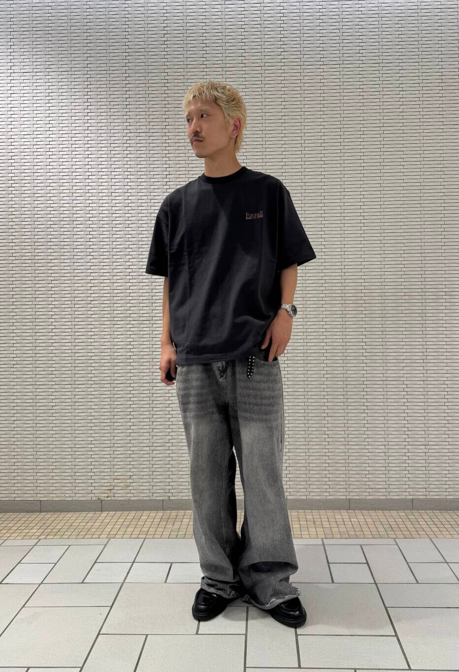 グレー系のTシャツ/カットソーを着用したメンズの夏コーディネートの2枚目の写真