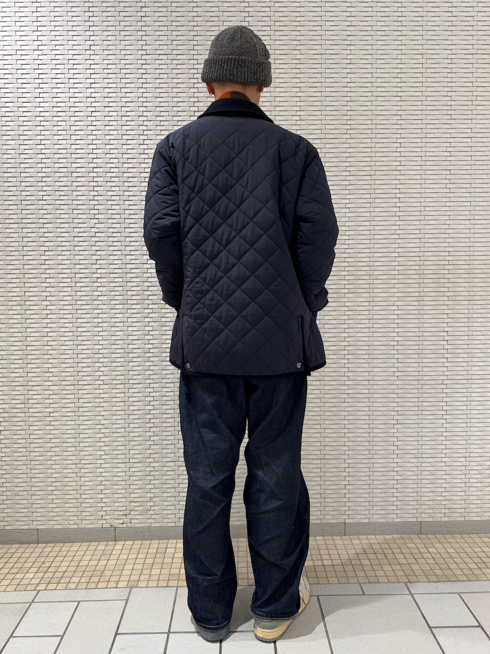 ブルー系のその他アウター、グレー系のスウェット、オレンジ系のマフラーを着用したメンズの冬コーディネートの3枚目の写真