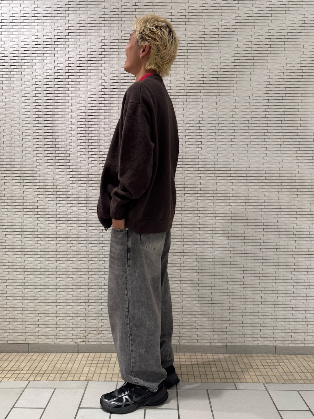 ブラウン系のカーディガン/ボレロを着用したメンズの秋コーディネートの2枚目の写真