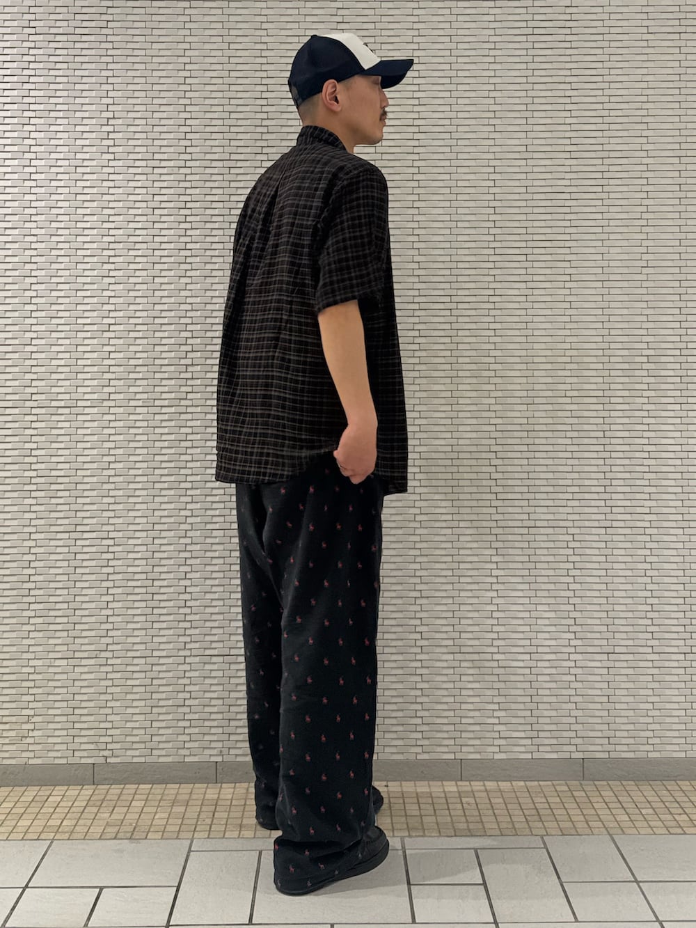 グレー系のシャツ/ブラウスを着用したメンズの春コーディネートの2枚目の写真