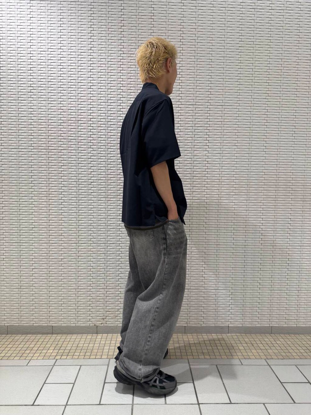 ブルー系のシャツ/ブラウス、ブラウン系のTシャツ/カットソーを着用したメンズの夏コーディネートの2枚目の写真