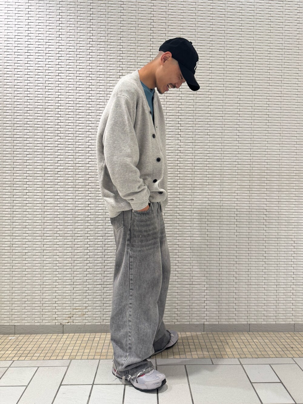 グレー系のカーディガン/ボレロを着用したメンズの秋コーディネートの2枚目の写真