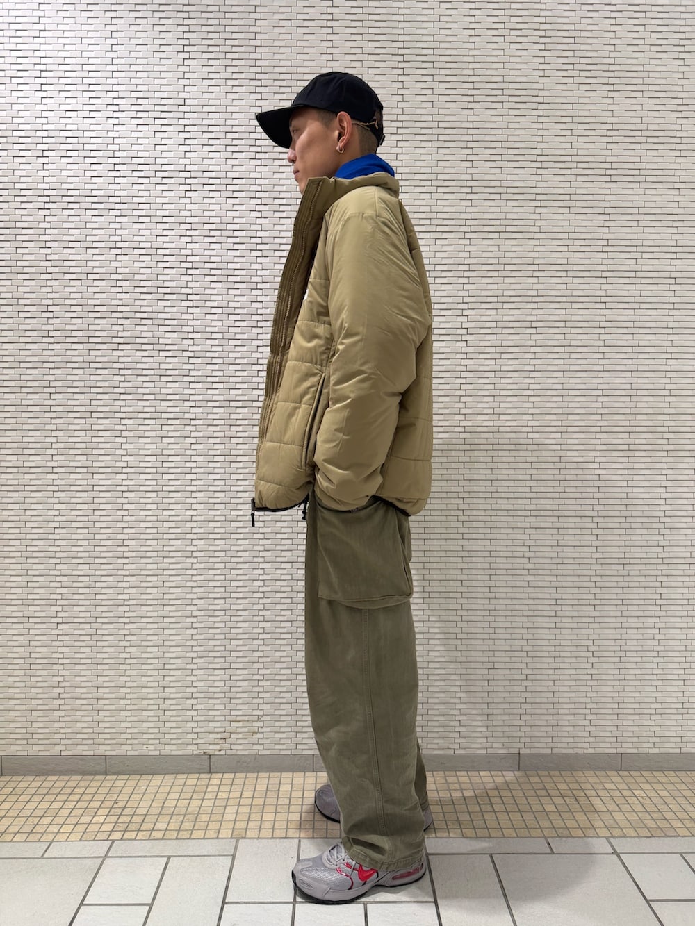 ブルー系のスウェット、グリーン系のその他アウター、ブルー系のマフラーを着用したメンズの冬コーディネートの3枚目の写真