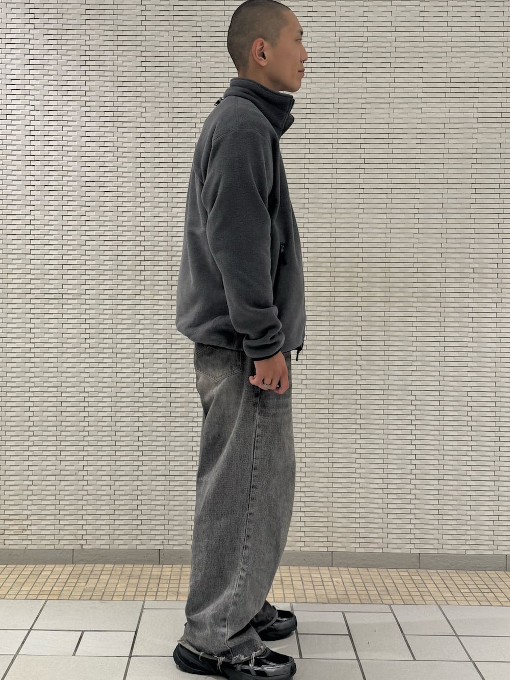 グリーン系のその他アウター、パープル系のスウェットを着用したメンズの冬コーディネートの2枚目の写真