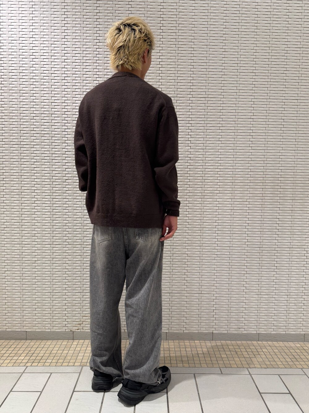 ブラウン系のカーディガン/ボレロを着用したメンズの秋コーディネートの3枚目の写真